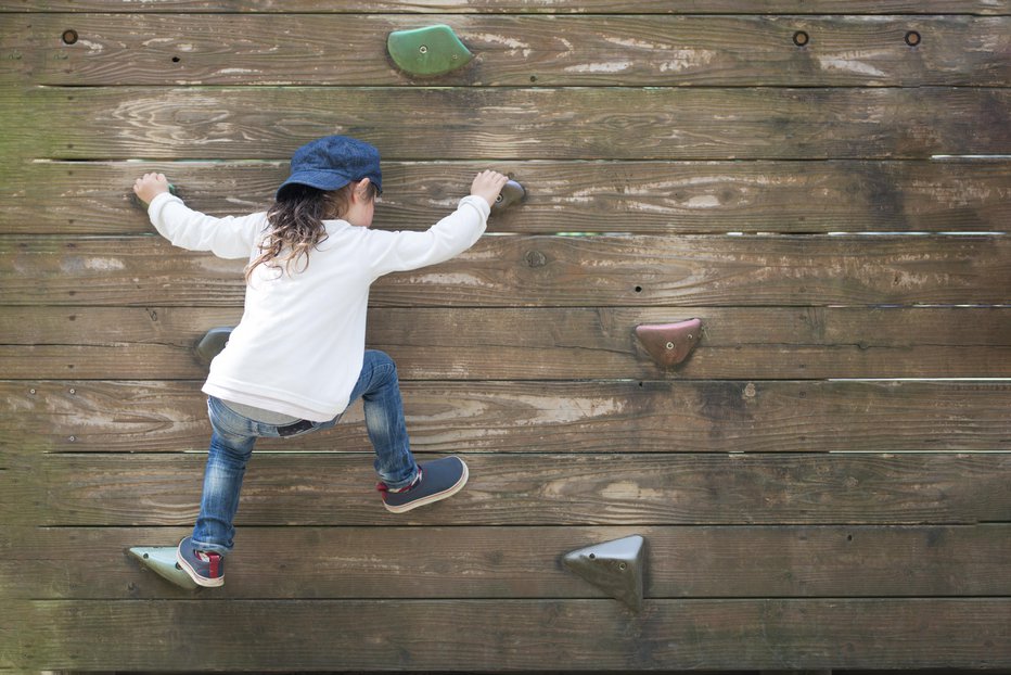Fotografija: Little girl climbing the wall