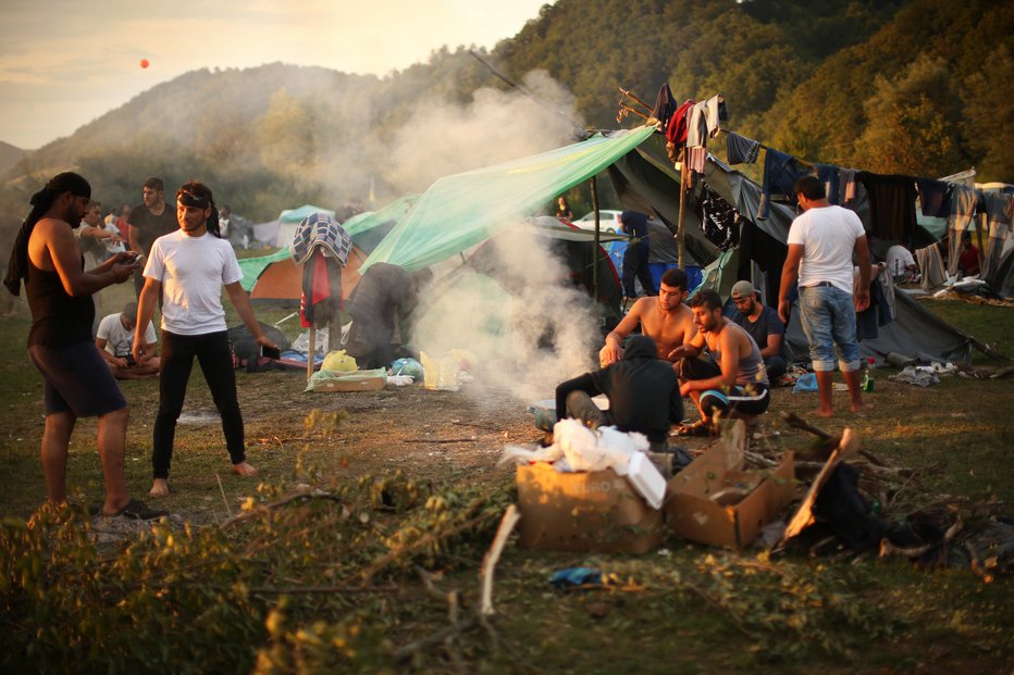 Fotografija: Begunci in migranti v improviziranem kampu na obrobju Velike Kladuše v Bosni in Hercegovini FOTO: JURE ERŽEN