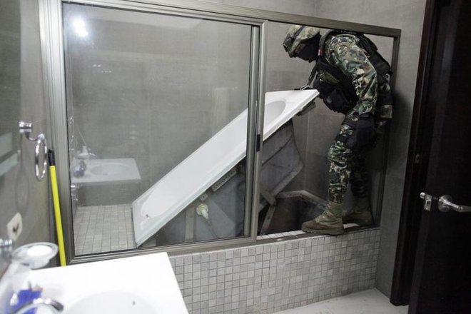 Pod kadjo se je skrival vhod v mrežo podzemnih predorov. FOTO: Reuters