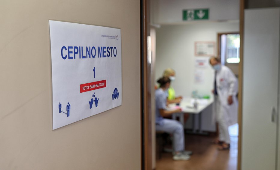 Fotografija: Cepljenje zdravstvenih delavcev v UKC Ljubljana FOTO: Blaž Samec