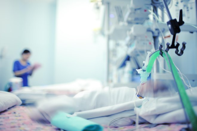Zbolimo lahko doma ali v bolnišnici. FOTO: Getty Images