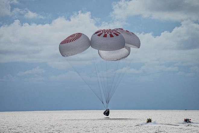 Pristali so v Atlantskem oceanu ob obali Floride. FOTOGRAFIJI: Spacex Via Reuters