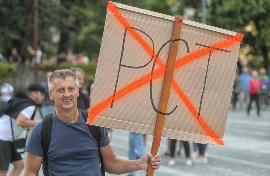 Fotografija: Protesti na Trgu republike proti uvedbi PCT pogojev v javnem življenju. FOTO: Blaz Samec, Delo