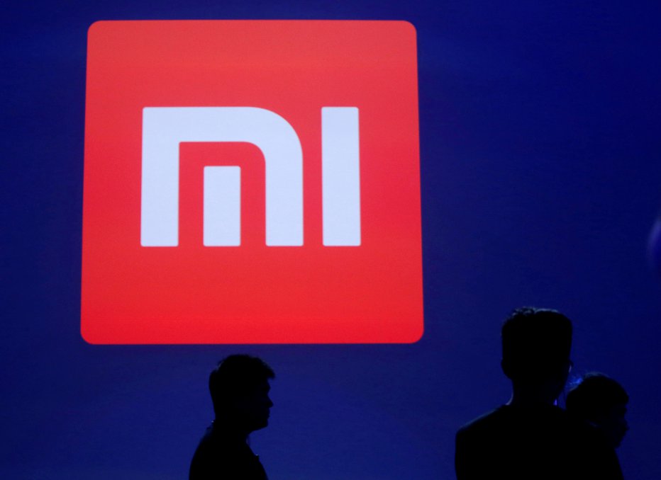 Fotografija: Attendants are silhouetted in front of Xiaomi's logo at a venue for the launch ceremony of Xiaomi's new smart phone Mi Max in Beijing, May 10, 2016. REUTERS/Kim Kyung-Hoon/File Photo - S1AEUACJUDAA FOTO: Kim Kyung Hoon Reuters
