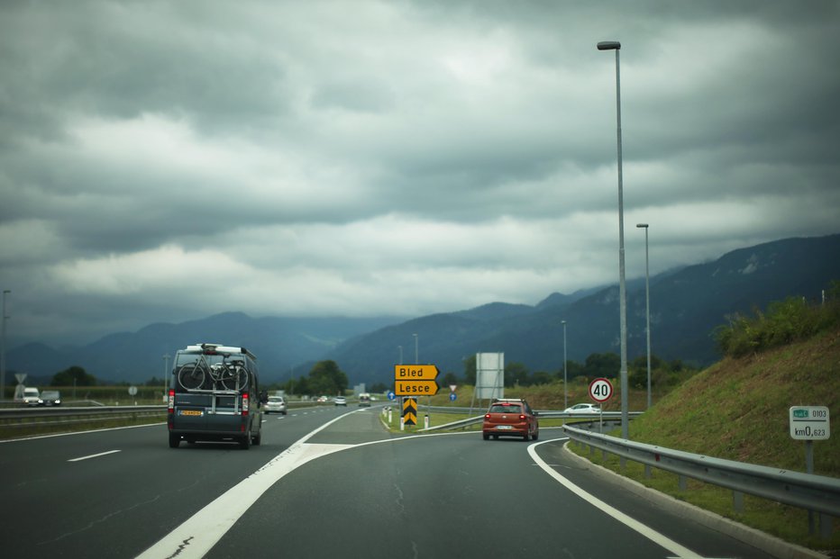 Fotografija: Izvoz za Lesce in Bled na Gorenjski avtocesti. FOTO: Jure Eržen