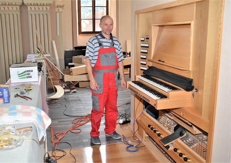 Fotografija: Mojster Matjaž Sodin je sodeloval pri prenovi ali gradnji 150 glasbil.