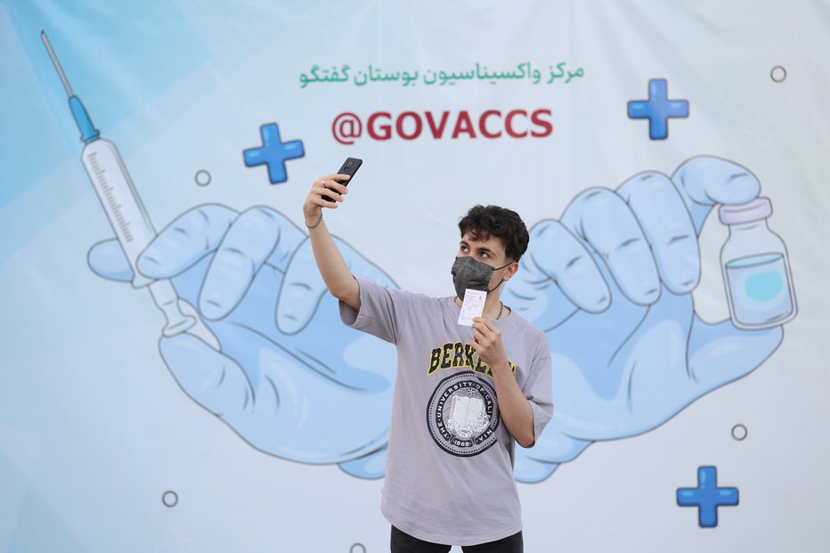 Fotografija: An Iranian man takes a selfie with his vaccination card at a vaccination center in Tehran, Iran September 20, 2021. Picture taken September 20, 2021. Majid Asgaripour/WANA (West Asia News Agency) via REUTERS ATTENTION EDITORS - THIS IMAGE HAS BEEN SUPPLIED BY A THIRD PARTY