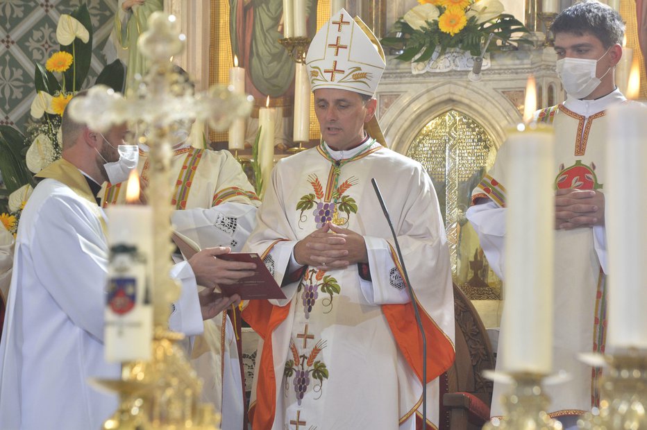 Fotografija: Posvetitev novega škofa. FOTO: Drago Perko
