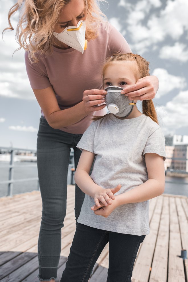 Zgodnja izpostavljenost onesnaženemu zraku ima lahko vseživljenjske zdravstvene posledice. FOTO: Lightfieldstudios/Getty Images
