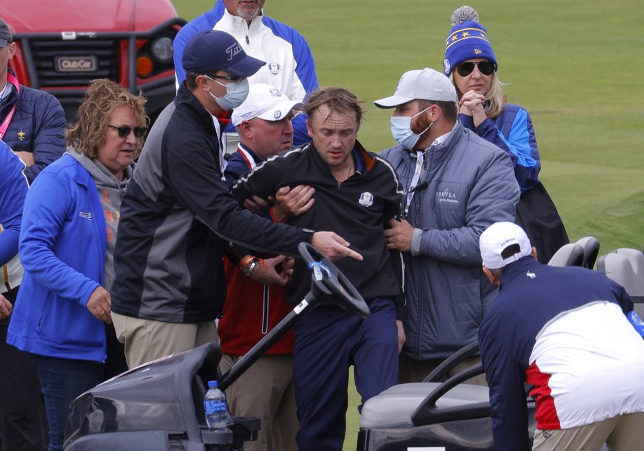 Fotografija: Z golfišča so ga odpeljali na nosilih. FOTO: Mike Segar/Reuters