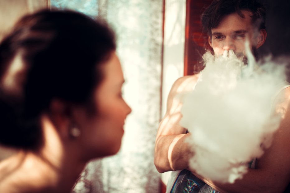 Fotografija: Partner noče opustiti kajenja, čeprav jo to močno moti. FOTO: Sergey Sharkov/shutterstock