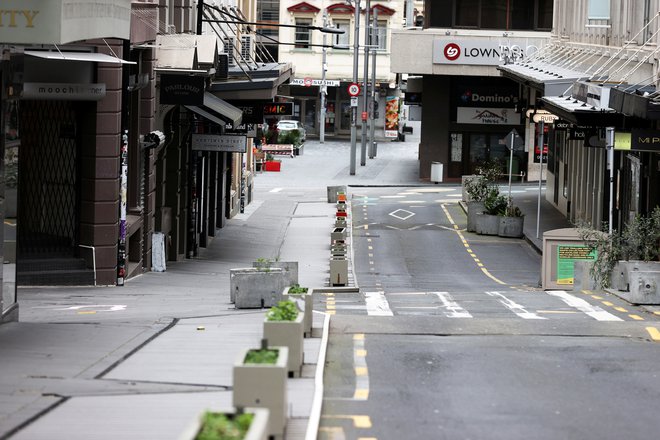 Še pred dnevi so ulice Aucklanda zaradi strogih ukrepov samevale. FOTO: Fiona Goodall/Reuters