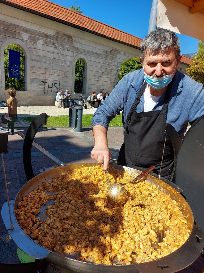 Legendarni jeseniški gostinec Alojz Janc upa, da bo pod kostanji, ki rastejo na vrtu Restavracije Kazina, kmalu postavil kuhinjo na prostem.