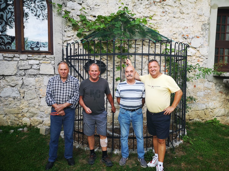 Fotografija: Franc Mršnik, Janez Lovšin - Daso, Alojz Lovšin - Špiček in mariborski gost (z leve) FOTO: Milan Glavonjić