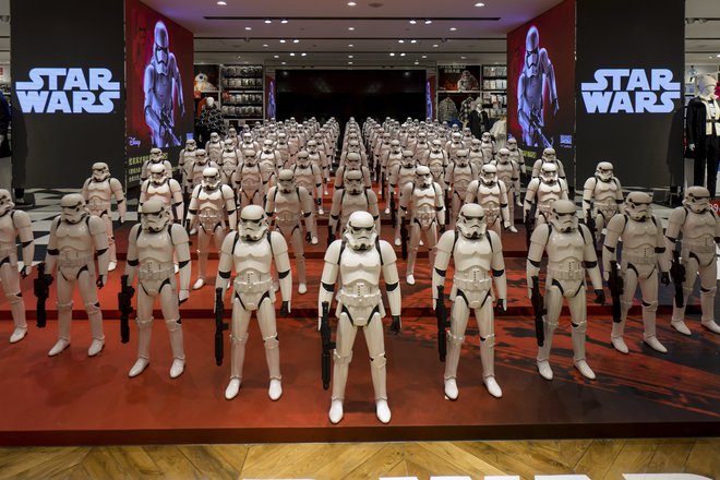 Z najvišjo ceno prihajajo predmeti iz Vojne zvezd, med temi bo mogoče kupiti tudi čelado Stormtrooperja. FOTO: China Stringer Network/Reuters