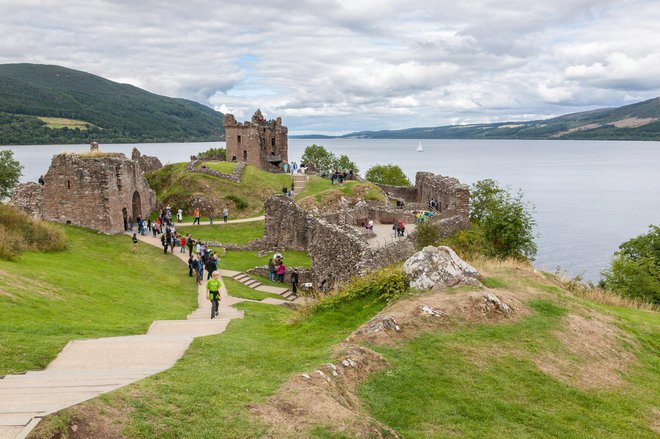 Škotsko jezero in znamenitosti ob njem pritegujejo vse več turistov. FOTO: Bukki88/Getty Images