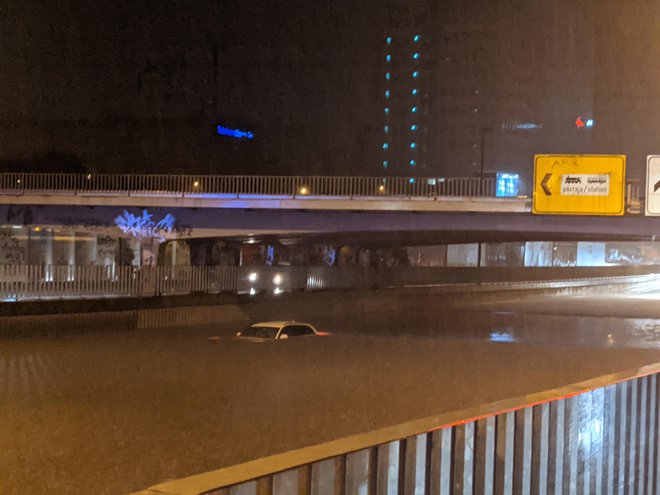 Podvoz na Dunajski cesti poplavljen in neprevozen. FOTO: Aleksandar Lukić