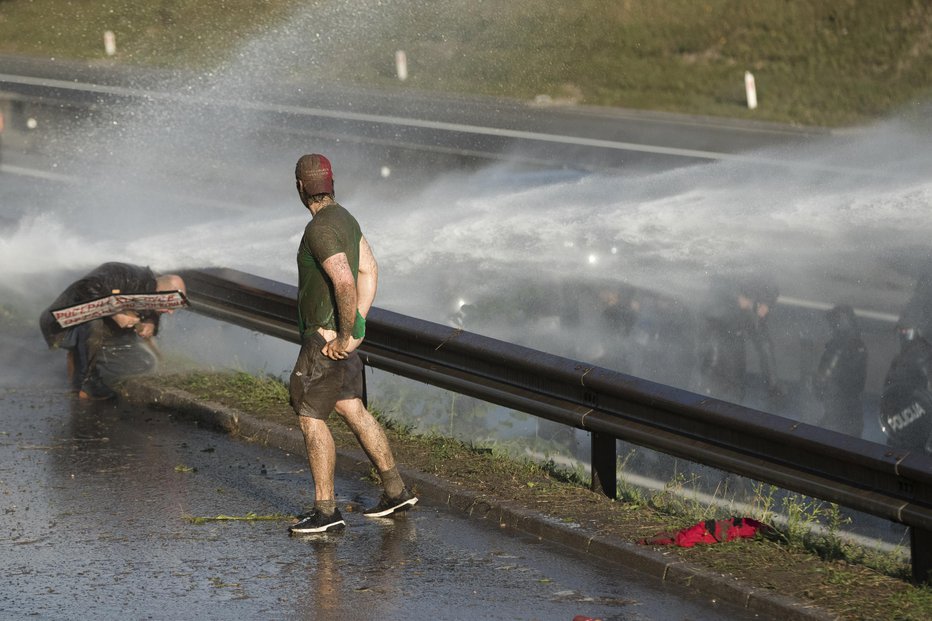 Fotografija: Policisti so uporabili tudi vodni top. FOTO: Jure Eržen, Delo