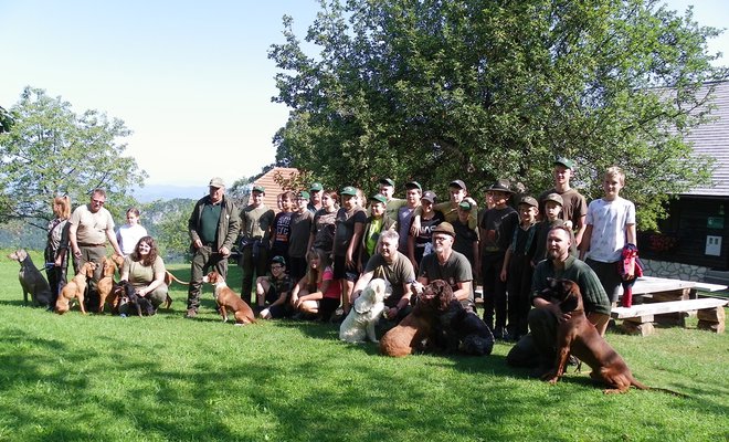 <br />
Skupinska slika udeležencev, njihovih mentorjev in vodnikov lovskih psov
