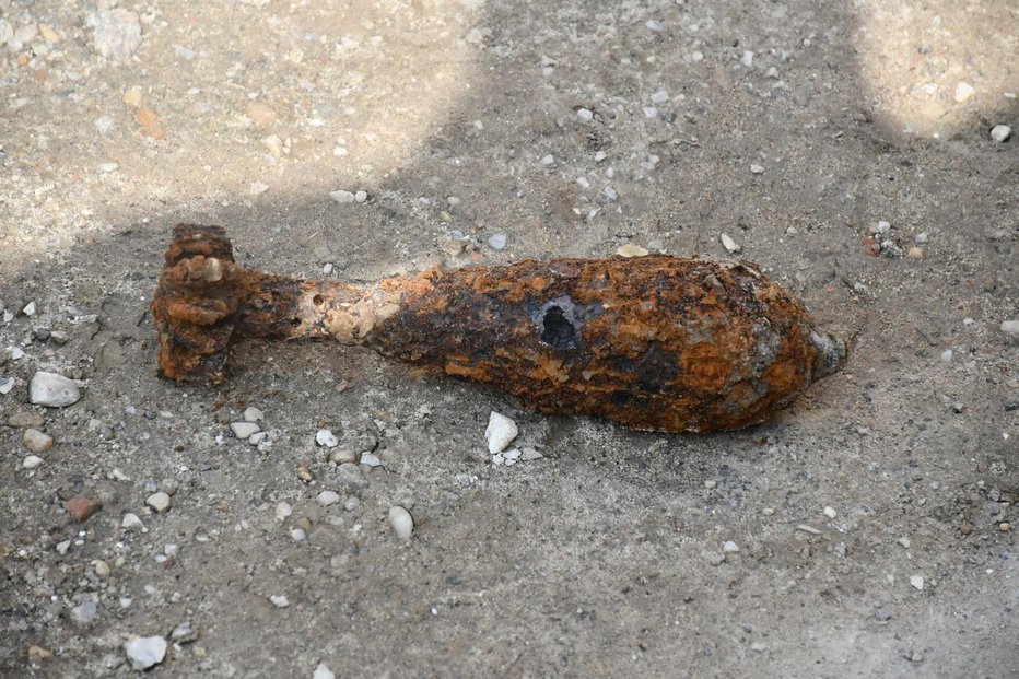 Fotografija: Izkopali so relativno dobro ohranjeno in še vedno nevarno minometno mino ter več ročnih bomb. FOTO: Oste Bakal