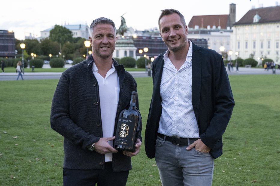 Fotografija: Ralf Schumacher je s svojimi vini tudi promotor Slovenije. Z Damirjem Kapitanovičem in vinom iz Brd. FOTO: MATEJ FIŠER