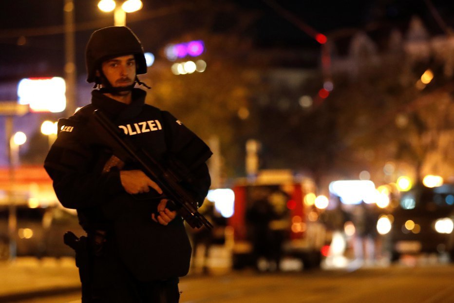 Fotografija: Preiskava lanskoletnega terorističnega napada na Dunaju vodi tudi v Slovenijo. FOTO: Reuters