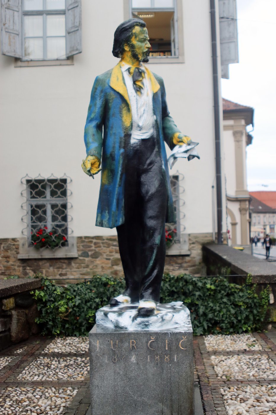Fotografija: Oskrunjeni kip Josipa Jurčiča. FOTO: SKP PU Maribor