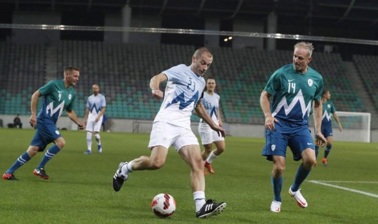 Fotografija: Na zelenici stadiona v Stožicah je nocoj potekala dobrodelna tekma z udeležbo številnih športnih zvezd. FOTO: Leon Vidic, Delo