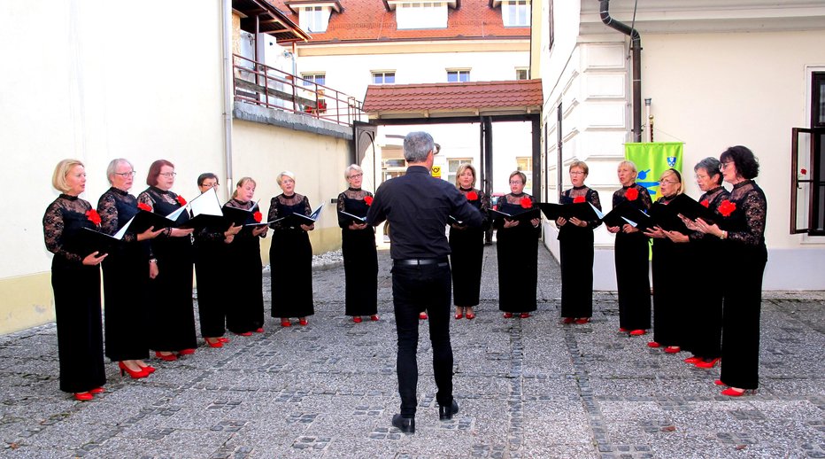 Fotografija: Trzinske pevke je vodil Primož Leskovec. FOTOgrafije: Janez Kuhar