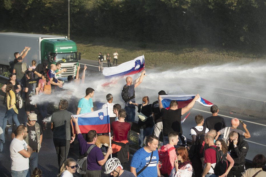 Fotografija: Protivladne demonstracije na obvoznici v Šiški FOTO: Jure Eržen