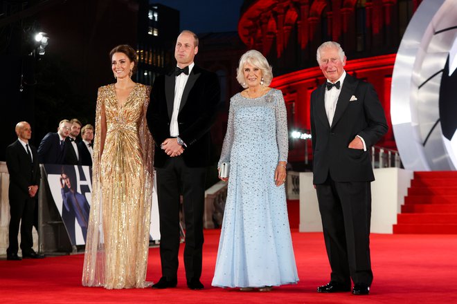 Kate, William, Camilla in Charles na londonski premieri filma Ni čas za smrt FOTOGRAFIJI: Chris Jackson/Reuters