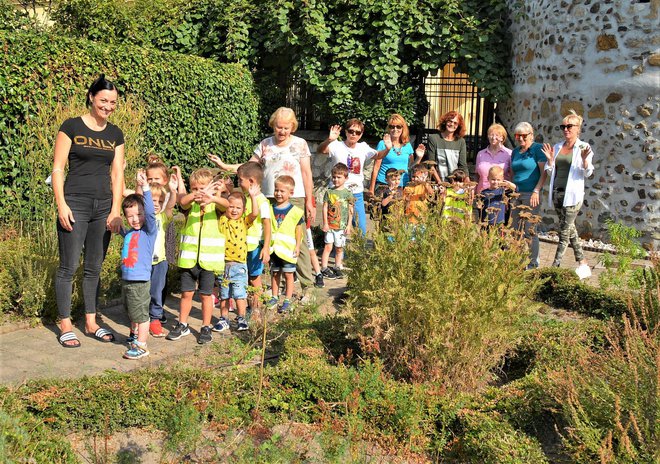 Članice krožka so otroke popeljale po zeliščnem vrtu. FOTOGRAFIJI: Darko Naraglav
