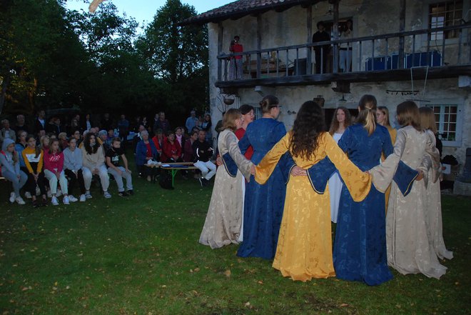 Domačini v Kazljah so bili zelo zadovoljni z nastopom Mladinske vokalne skupine in so jih znova povabili na Kras.