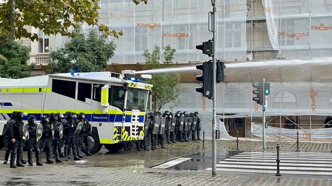 Policija nad protestnike z vodnim topom. FOTO: E. N.