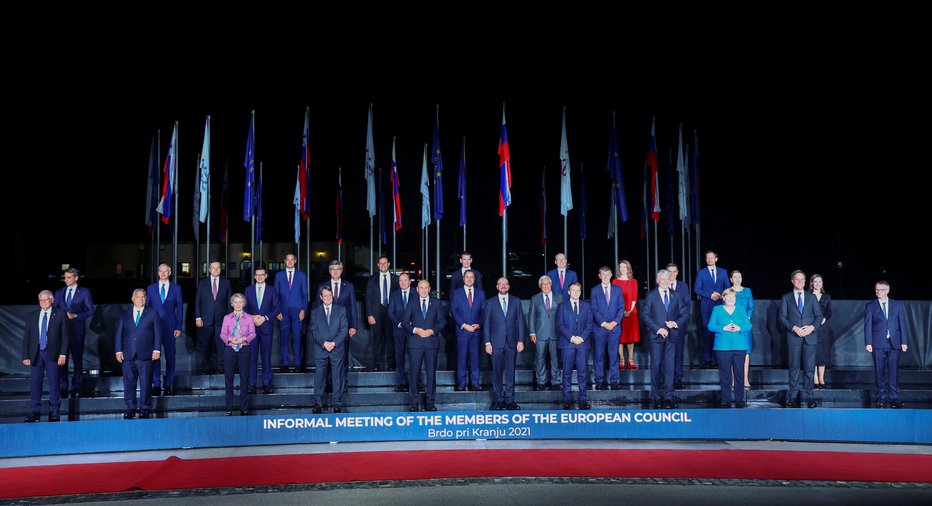 Fotografija: Skupinsko fotografiranje evropskih voditeljev. FOTO: Borut Zivulovic, Reuters