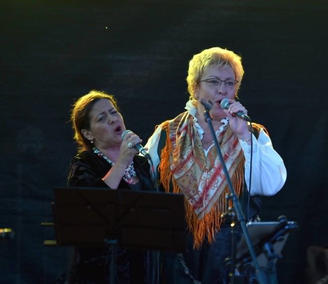Darja Švajger, nekoč pevka v Ansamblu Braneta Klavžarja, in aktualna pevka Romana Cafuta sta zapeli skupaj.