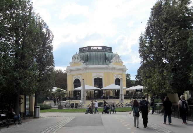 Cesarjev paviljon je središče živalskega vrta. FOTO: Ciril I. Fon