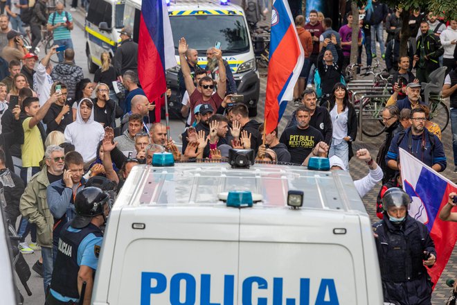 Protestniki preprečujejo odhod policije z Zlatanom Čordićem, Ljubljana, 5. 10. 2021 FOTO: Voranc Vogel