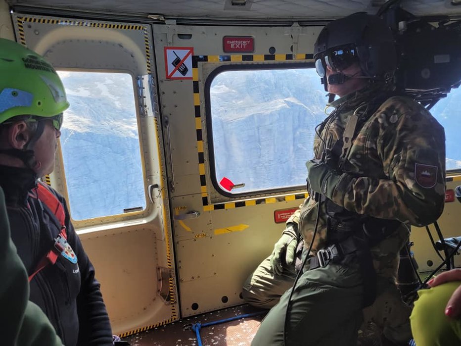 Fotografija: Romun se je uračunal v času, s helikopterjem bi bil hitro v dolini. FOTO: GRZS