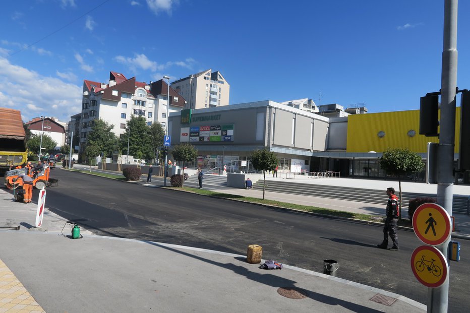 Fotografija: Prenova asfaltne prevleke na Ljubljanski cesti ob hkratni prenovi ploščadi FOTO: JANEZ PETKOVŠEK