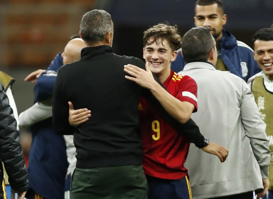 Fotografija: Pozdrav selektorja Enriqueja in debitanta Gavija, ki je postavil nov španski rekord z odigrano tekmo pri 17 letih in 62 dneh. FOTO: Alessandro Garofalo/Reuters