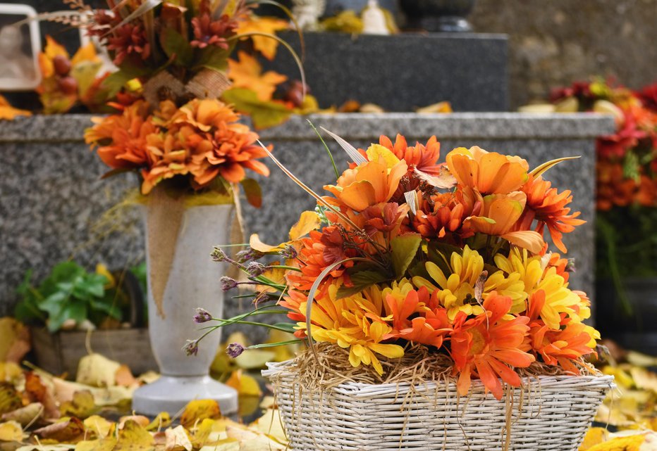 Fotografija: Jeseni bodo tudi na pokopališčih zažareli cvetlični aranžmaji. FOTO: Montypeter/getty Images