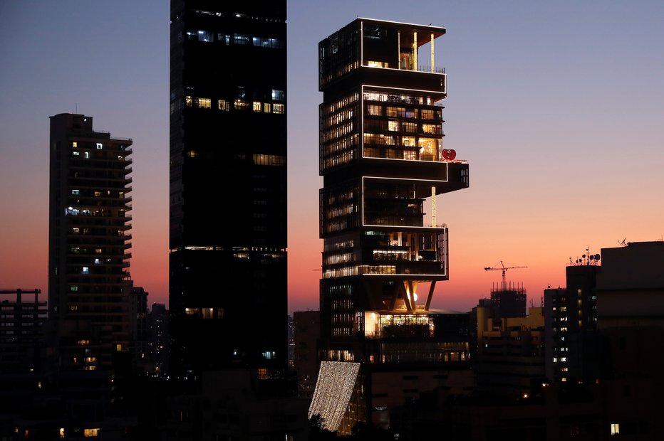 Fotografija: Antilia, 27 nadstropij visoka hiša direktorja Reliance Industries Mukeša Ambanija v Mumbaju
FOTO: Danish Siddiqui/REUTERS