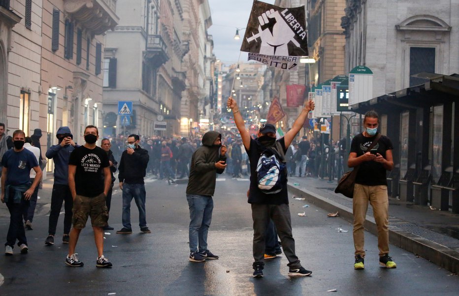 Fotografija: Protesti provi covidnemu potrdilu. FOTO: Remo Casilli, Reuters