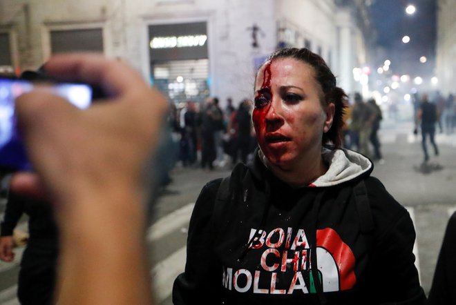 Protesti provi covidnemu potrdilu. FOTO: Remo Casilli Reuters