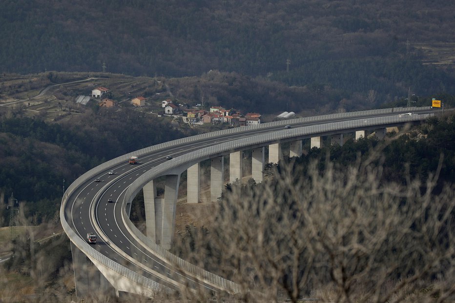 Fotografija: Viadukt Črni Kal. FOTO: Leon Vidic, Delo