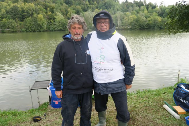 Alfredo Granaglia (desno) s pomočnikom, ko si je opomogel od solz sreče, ko je izvedel, da je postal prvak med ribiči invalidi.
