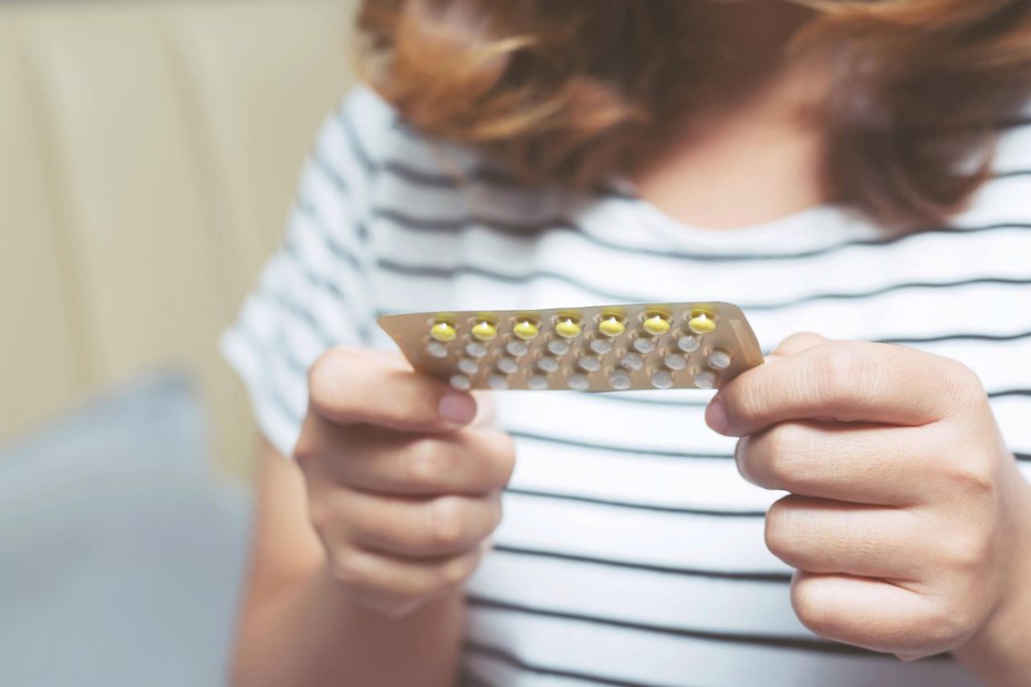 Fotografija: Tabletke urejajo menstrualni cikel in pomagajo odpravljati številne druge tegobe. FOTO: Rattankun Thongbun/Getty Images