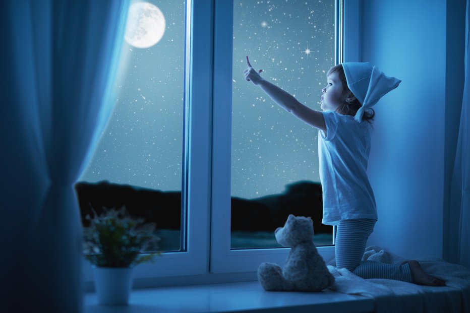 Fotografija: Mnogo otrok že zelo zgodaj pokaže zanimanje v nočno nebo. FOTO: Evgenyatamanenko/getty Images Getty Images/istockphoto