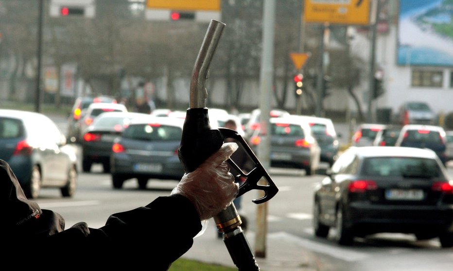 Fotografija: Primerjava s sosedami pokaže, da smo pri gorivu še vedno precej konkurenčni. FOTO: Roman Šipić, Delo
